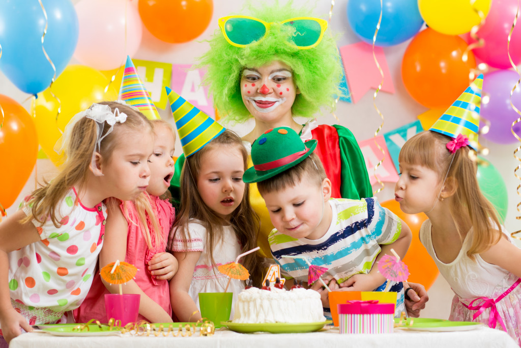 kids blowing a birthda cake