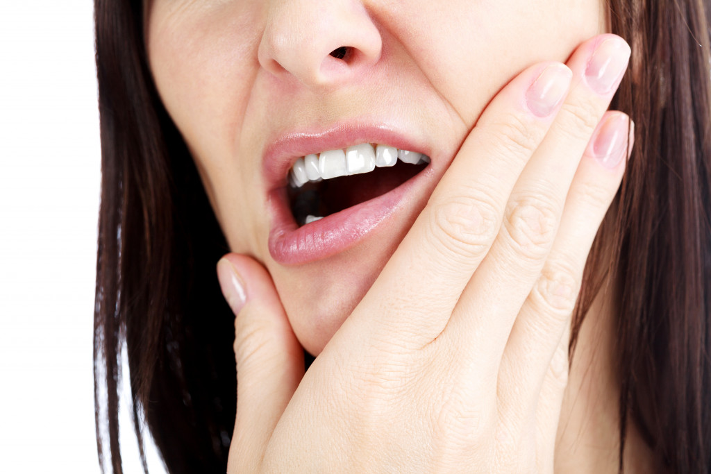 A woman experiencing jaw pain